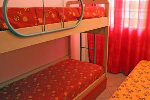 Schlafzimmer mit Etagenbett und Extrabett