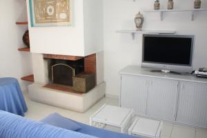 Wohnzimmer mit Kamin, SAT-TV und WLAN-Internet