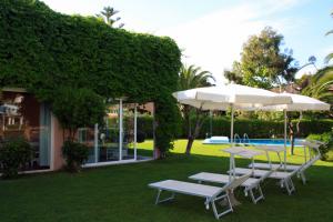 Der Garten der Villa mit Pool und Sonnenliegen