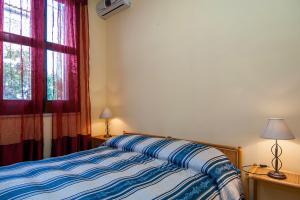 Schlafzimmer mit Klimaanlage und Doppelbett
