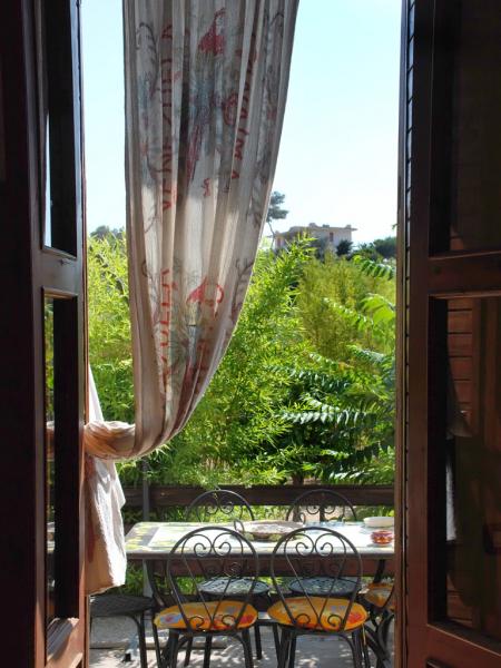 Blick vom Ferienhaus in Sizilien auf die Terrasse und den Garten