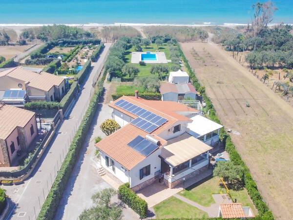 Vacation home by the sea with pool